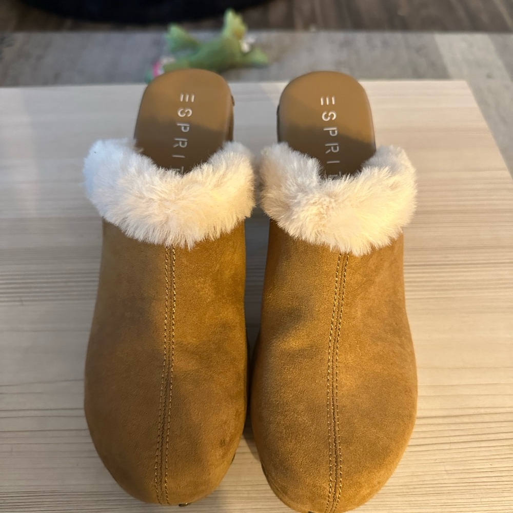 Like new tan ESPRIT clogs size 9